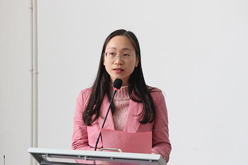 胡老师宣读名单.jpg
