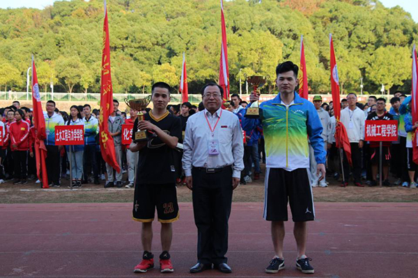 公管院荣获团体总分第一名、阳光体育金奖(右一).jpg