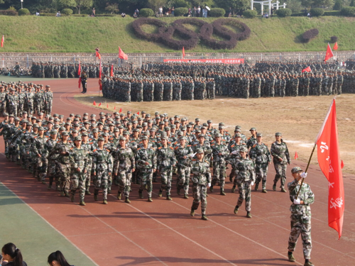公共管理学院方阵走分列式.png