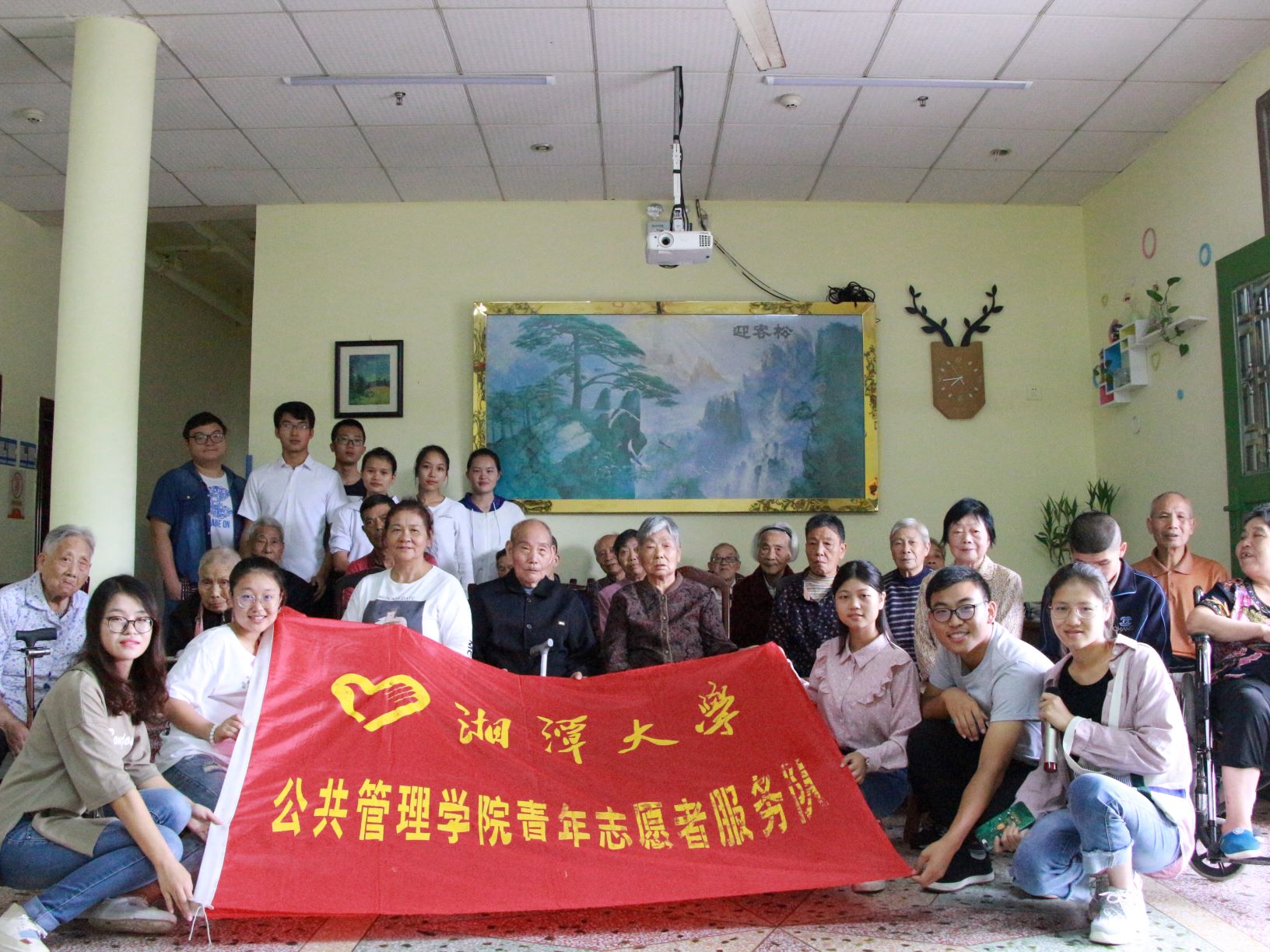 志愿者与老人们合影.jpg
