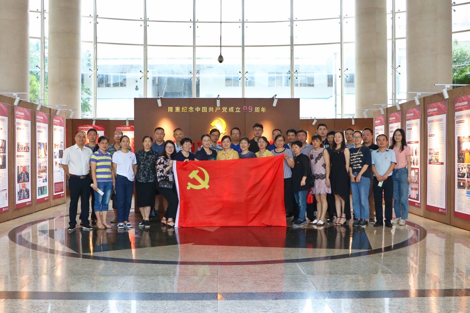 逸夫楼大厅观展.jpg